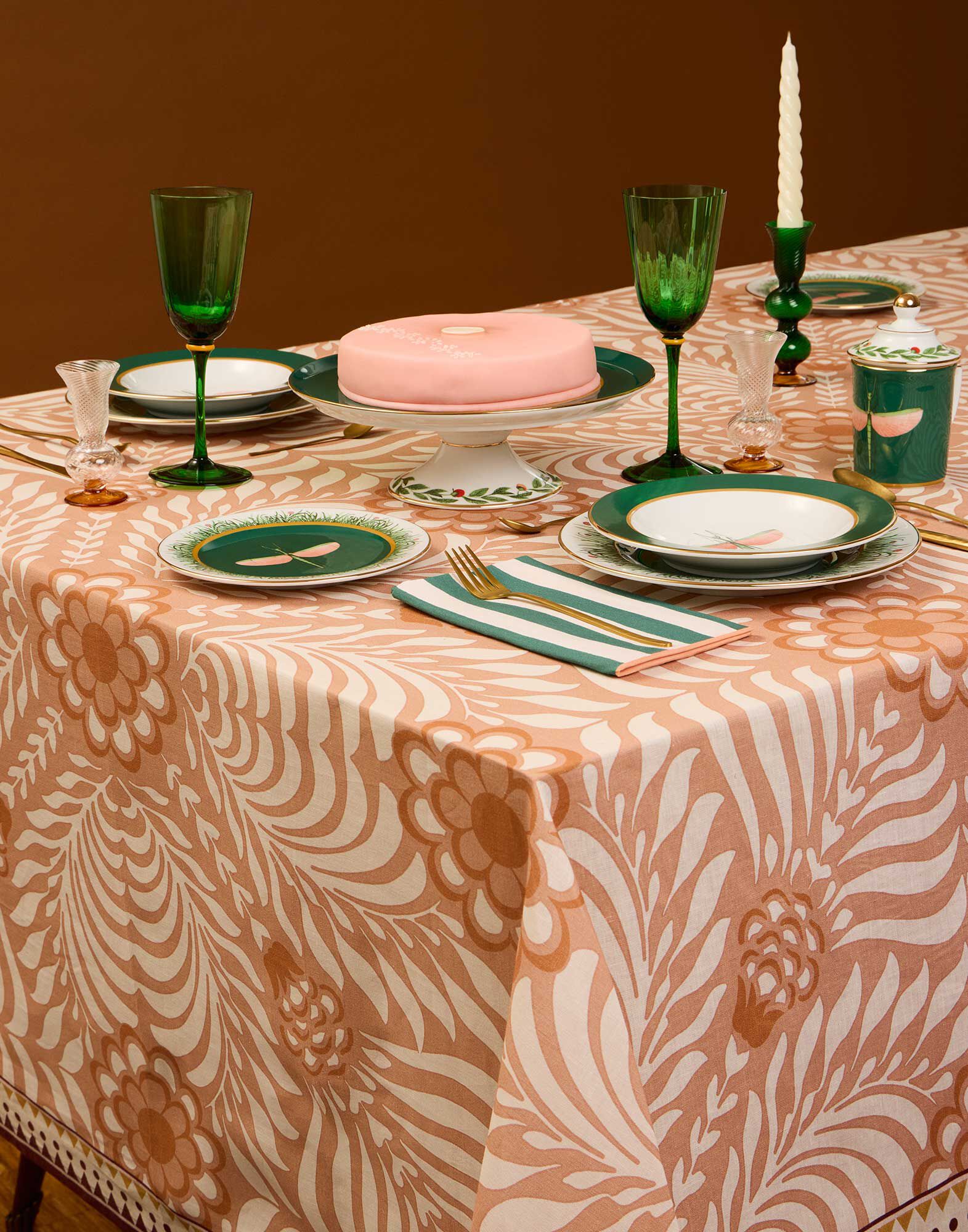 La DoubleJ Medium Tablecloth Tudor Pink TBC0002LIN001TDR03PI05