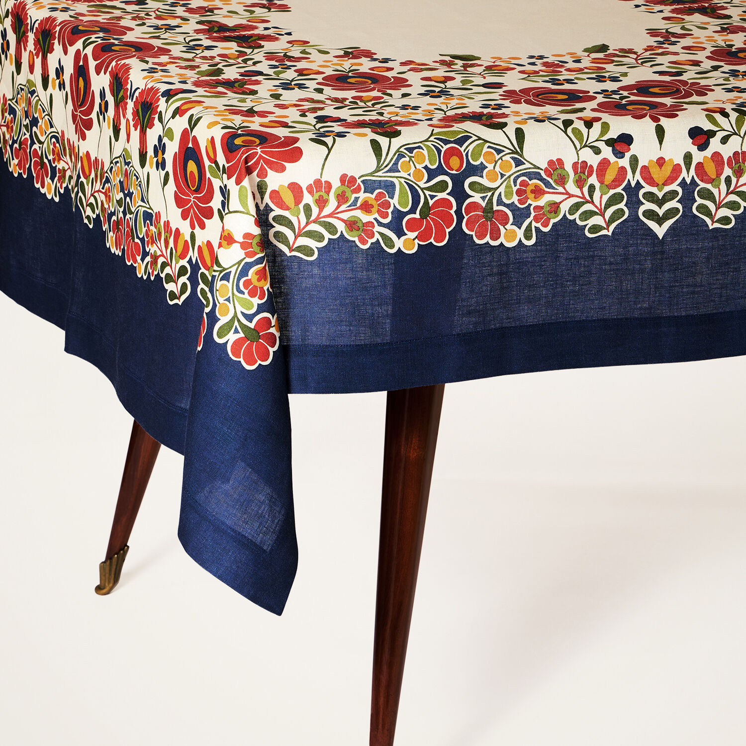 La Doublej Large Windflower Linen Tablecloth In Windflower Placée Bordeaux
