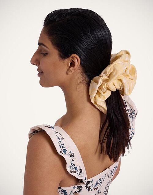 La DoubleJ Giga Scrunchie La DoubleJ Giga Scrunchie Iris Yellow SCR0003JCQ109IRS06YE02