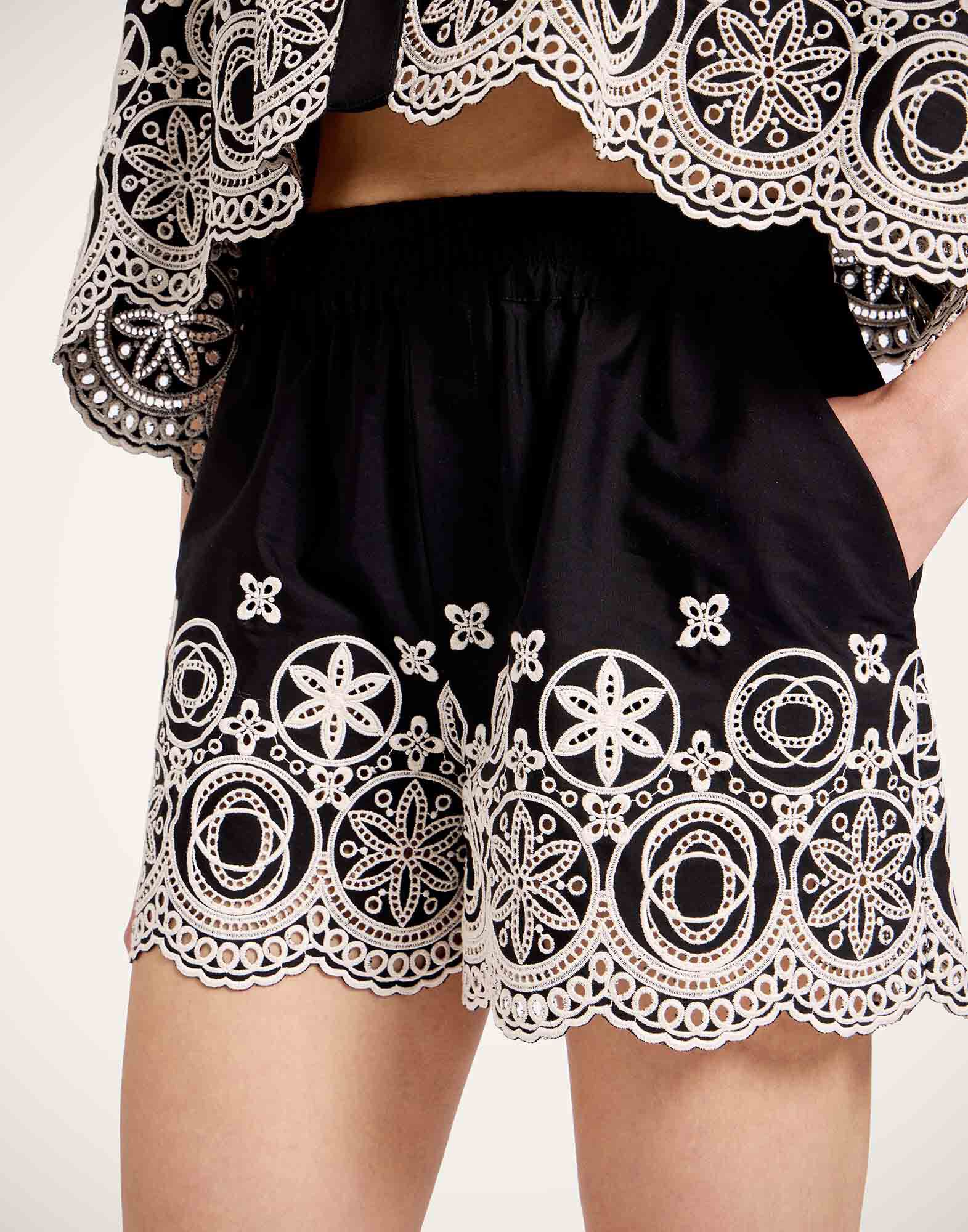 La DoubleJ Pull-Up Shorts Eclipse Solid Black TRO0161SAN006ECL03BL01