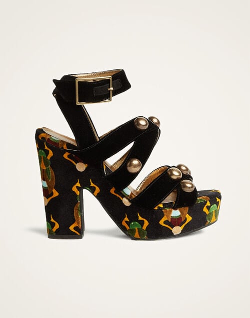 La DoubleJ Medal Wedge La DoubleJ Medal Wedge Scarab Black SHO0085FAI001SCA01BL01