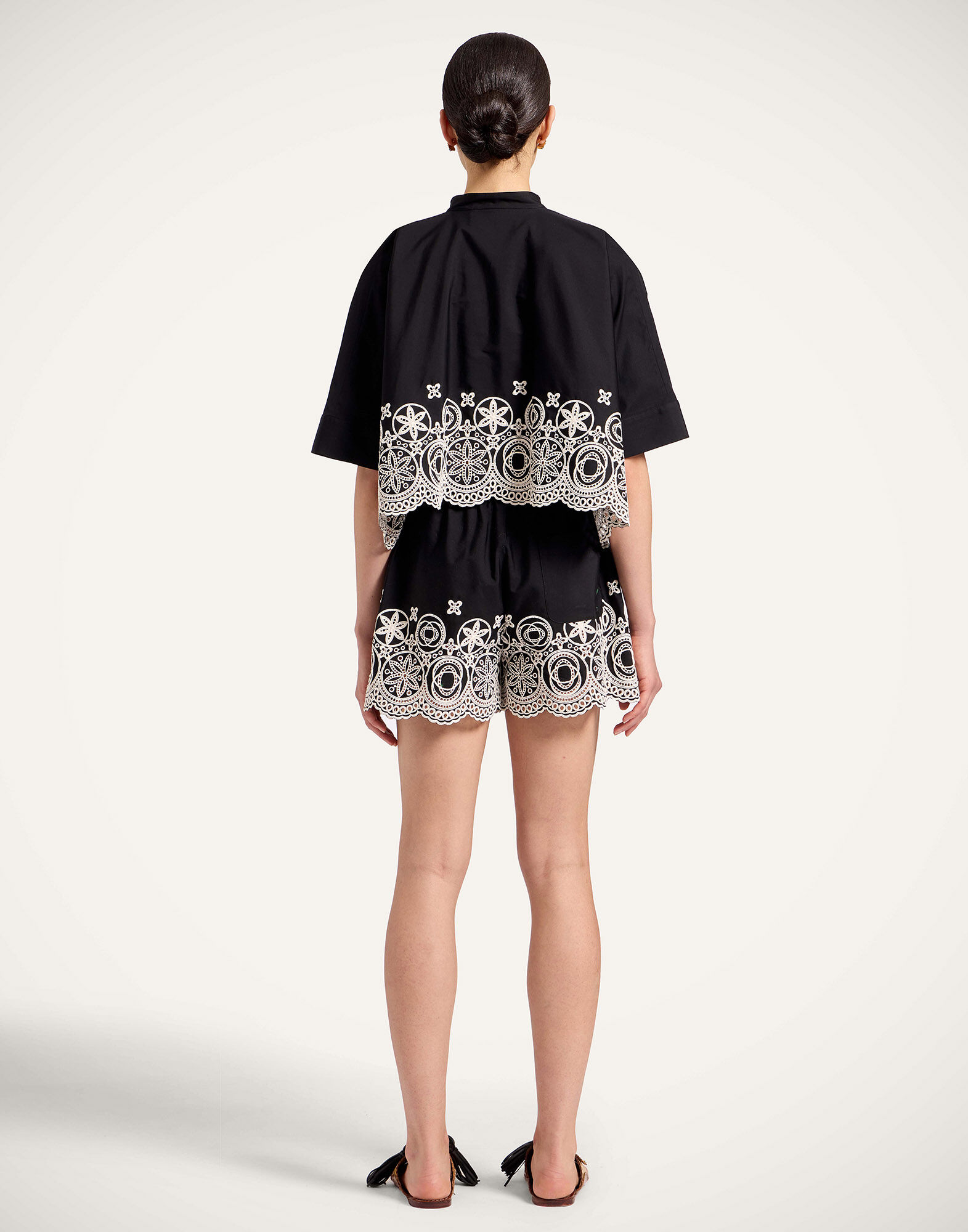 La DoubleJ Pull-Up Shorts Eclipse Solid Black TRO0161SAN006ECL03BL01