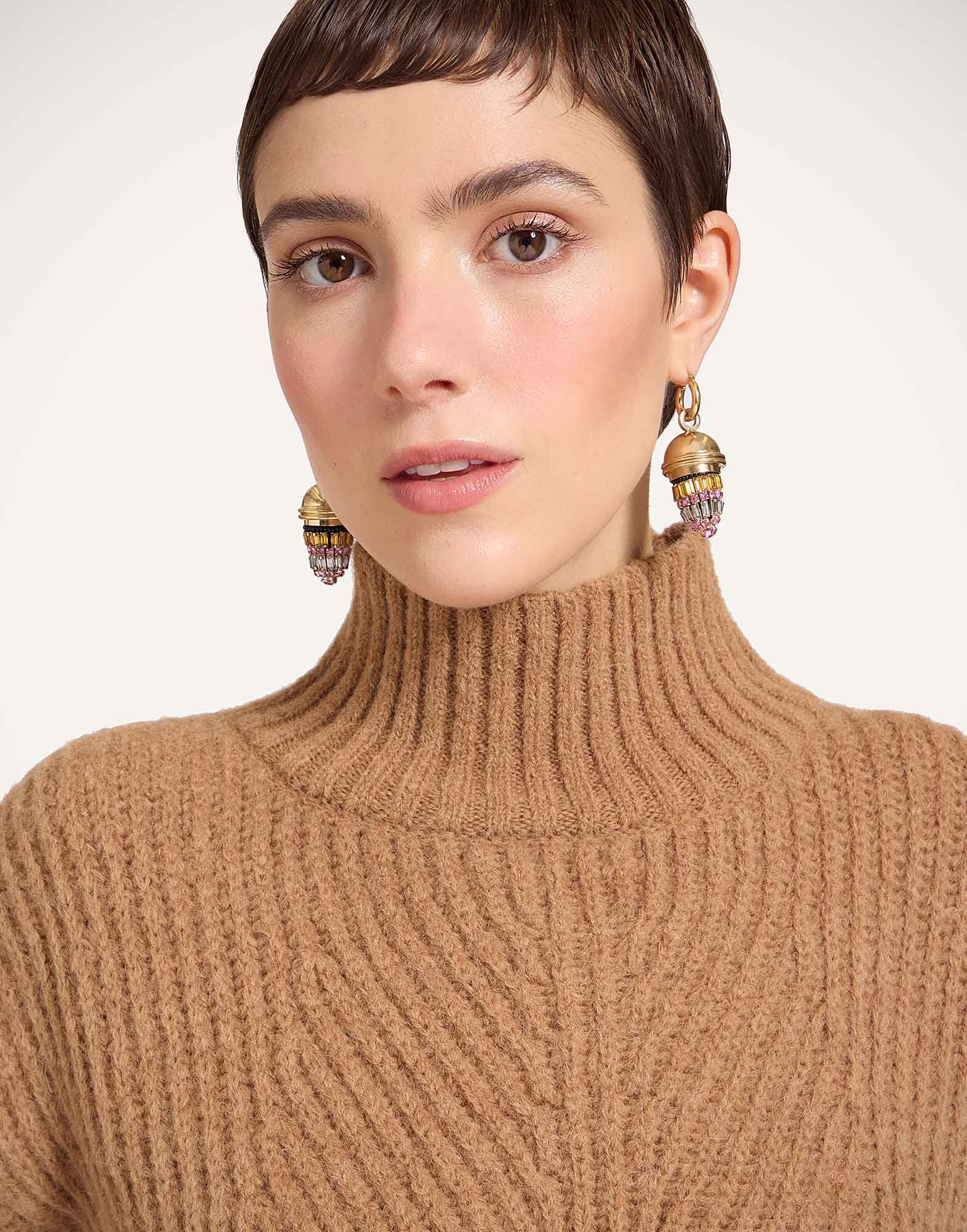 La DoubleJ High Kick Sweater Solid Camel PUL0174KNI098VA459BR04