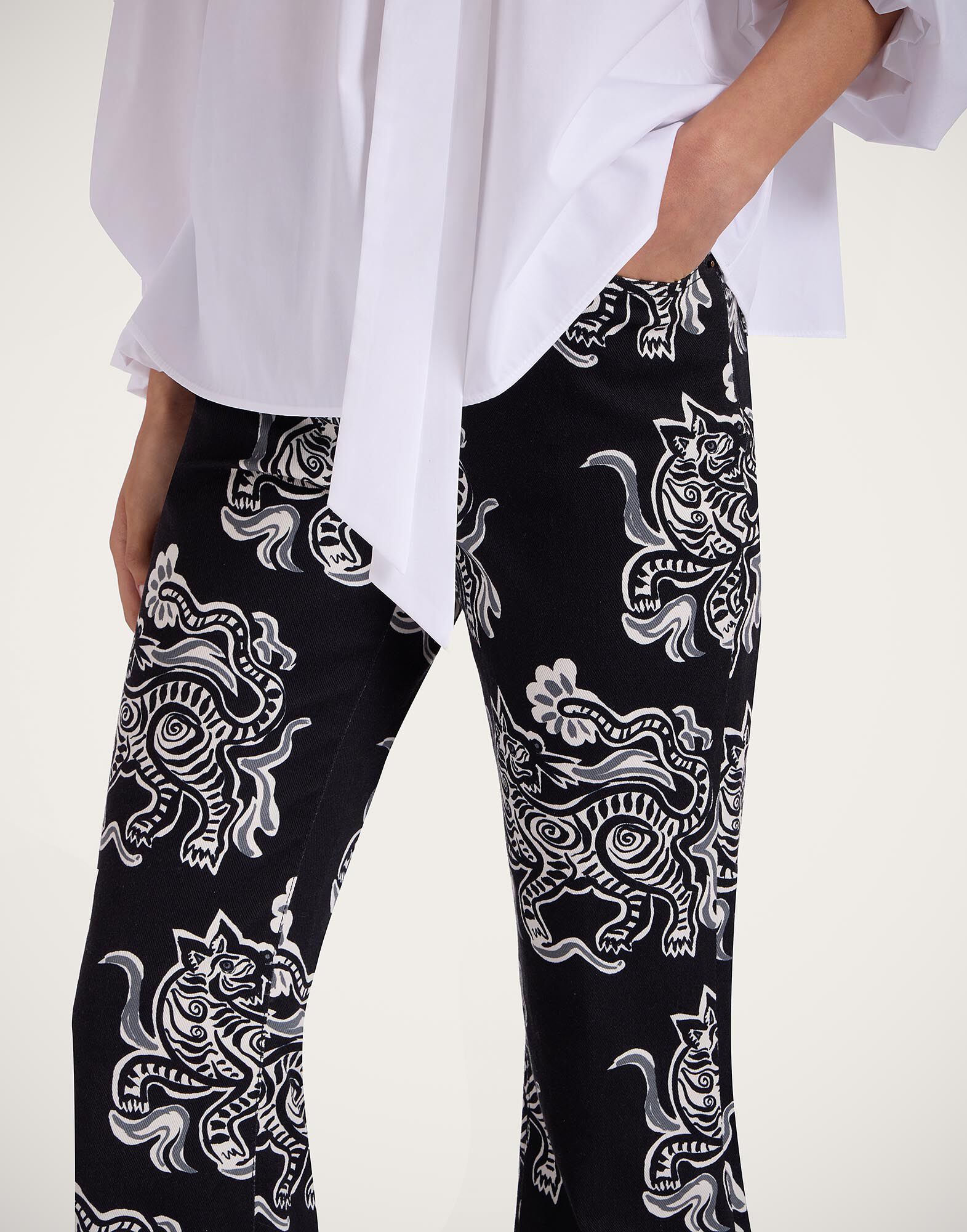 La DoubleJ The Cropped Flare Jean Crazy Tigers Black & White TRO0158COT063TIG01BL03