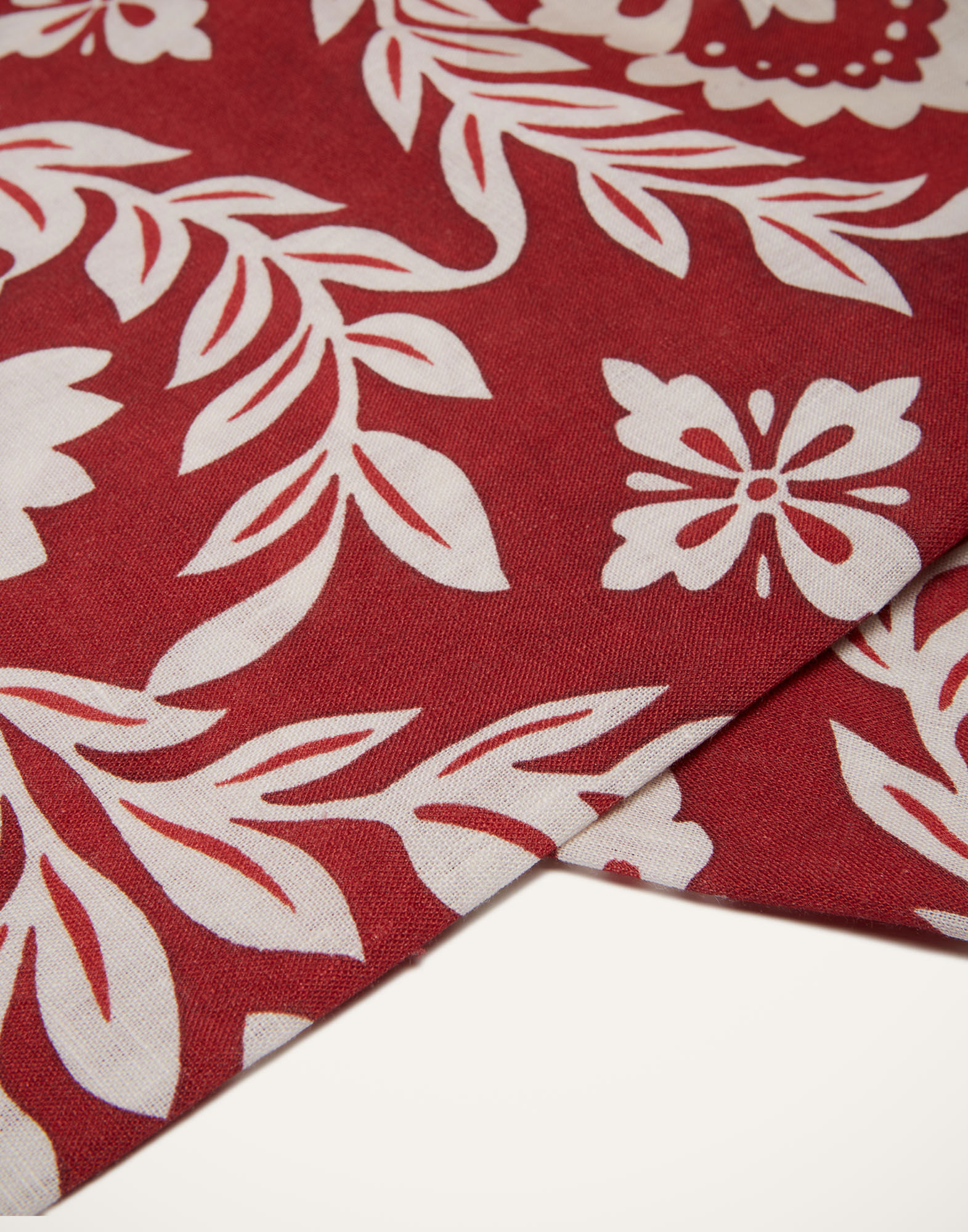 La DoubleJ Large Tablecloth Garland Bordeaux TBC0003LIN001GRL0012
