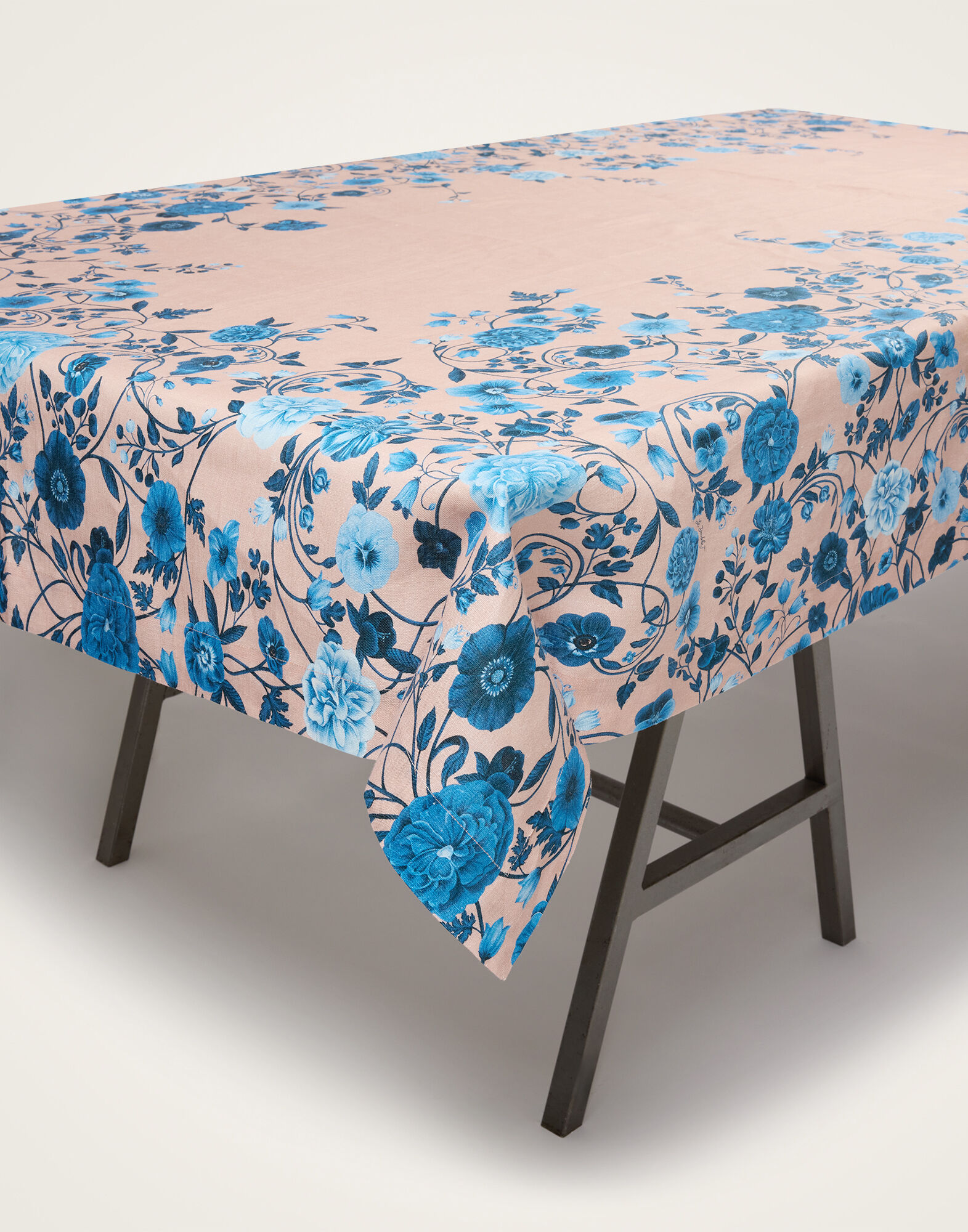 La DoubleJ Large Tablecloth Botticelli Plac&eacute;e Antique Pink TBC0018LIN008CEL02PI05