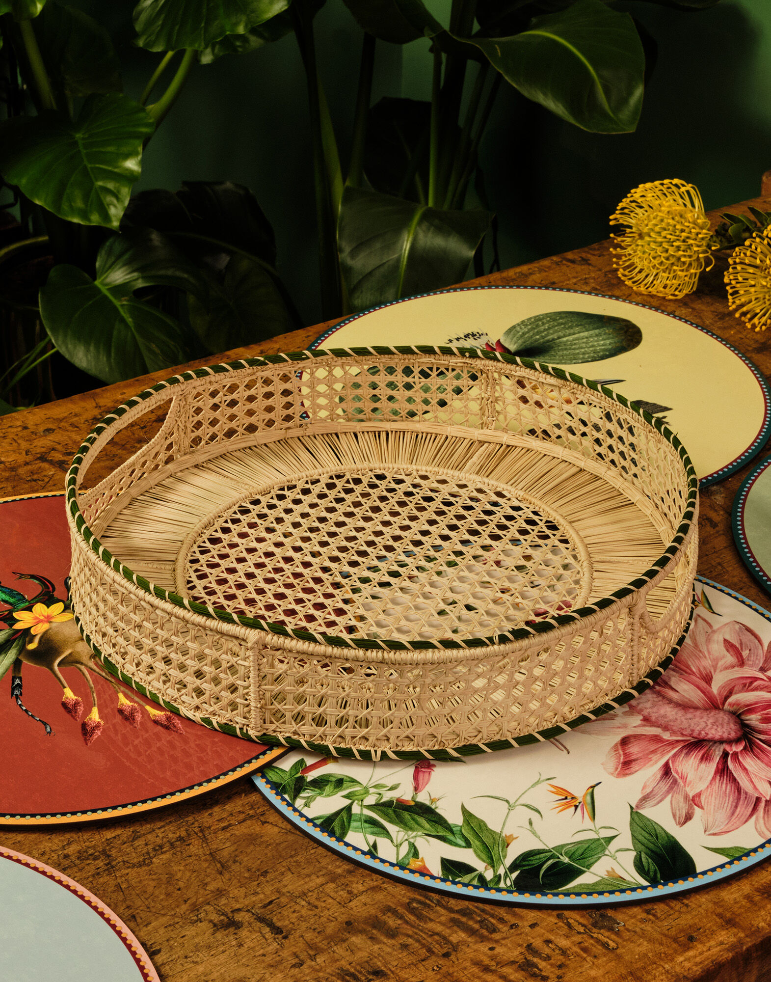 La DoubleJ Raffia Tray Solid Green TRA0005RAF010SOLIDGR02