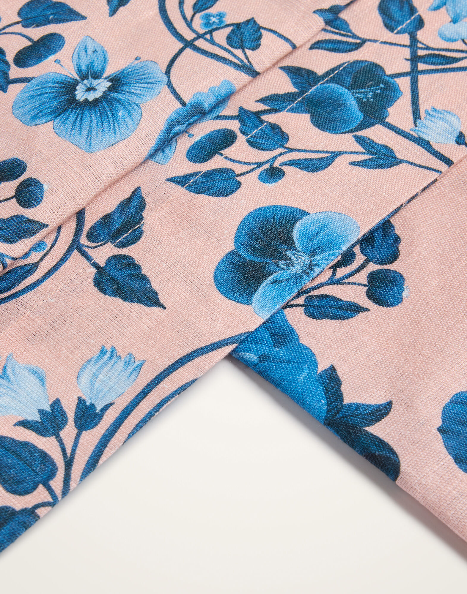La DoubleJ Large Tablecloth Botticelli Plac&eacute;e Antique Pink TBC0018LIN008CEL02PI05