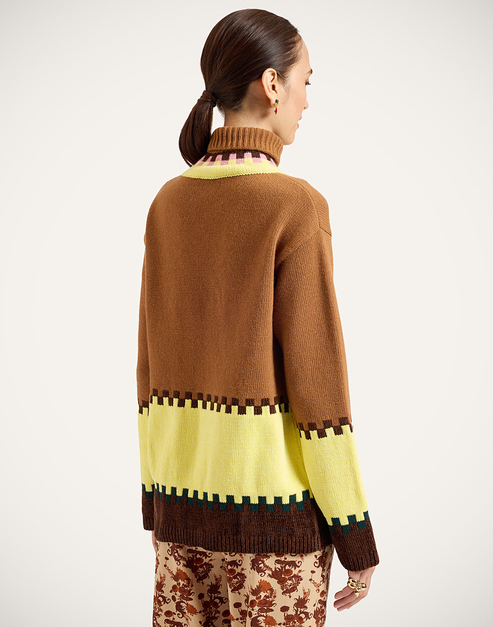 La DoubleJ Fireside Turtleneck Color Block Camel and Light Yellow PUL0384KNI037VA515BR04