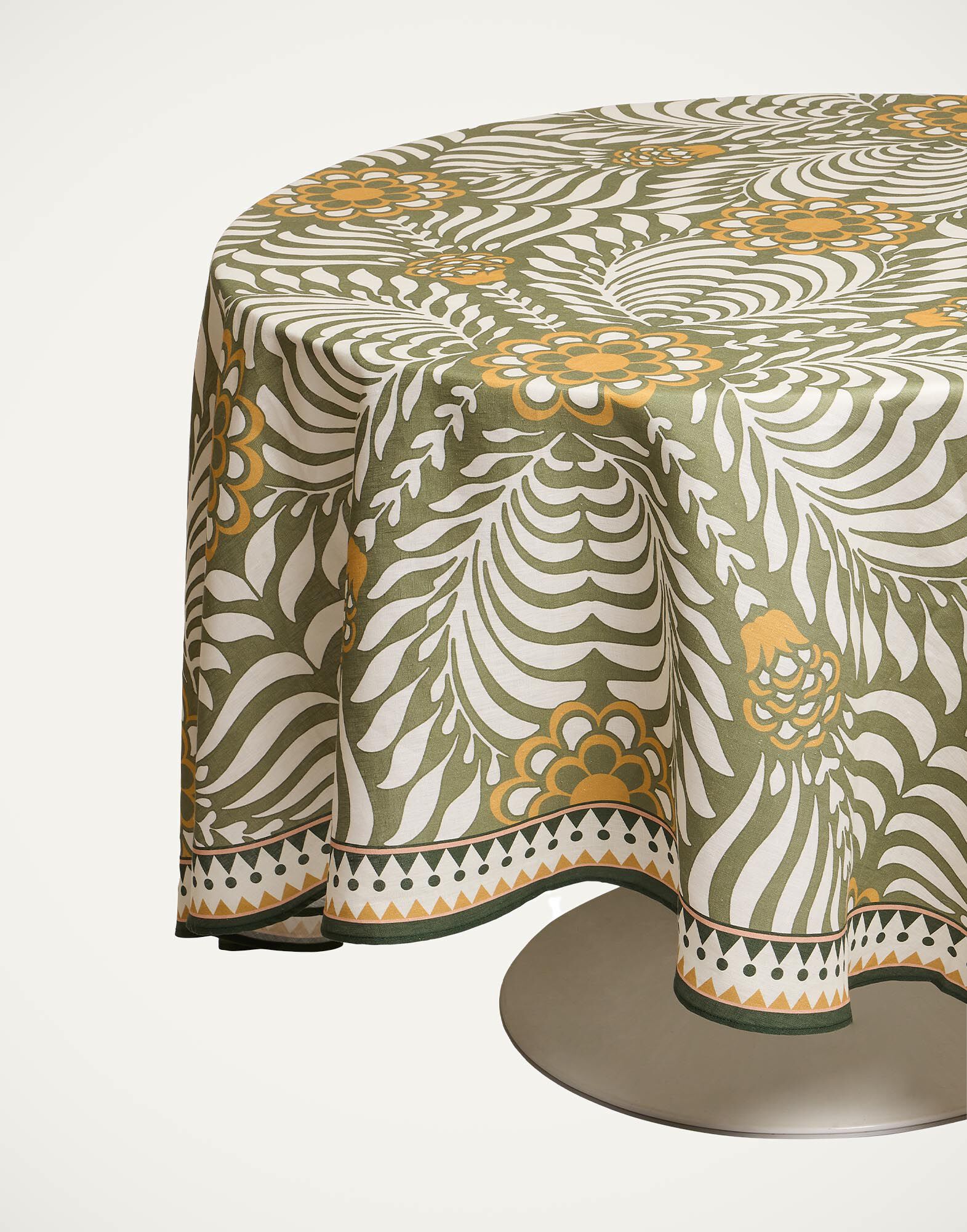 La DoubleJ Round Tablecloth Tudor Light Green TBC0012LIN001TDR06GR01