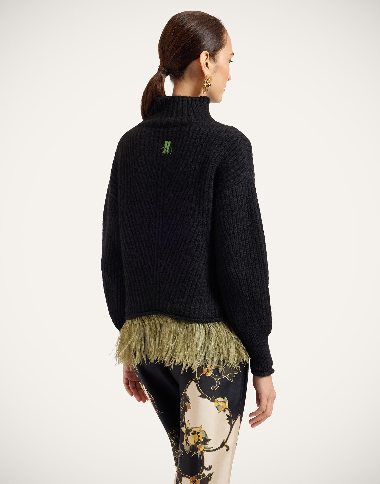La DoubleJ High Kick Sweater Solid Black PUL0174KNI098SOLIDBL01