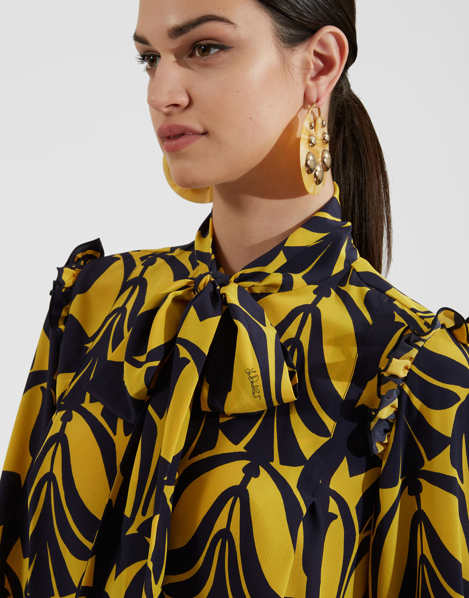 La DoubleJ Ascot Shirt Papyrus Gold SHI0080CRE001PAY01YE05