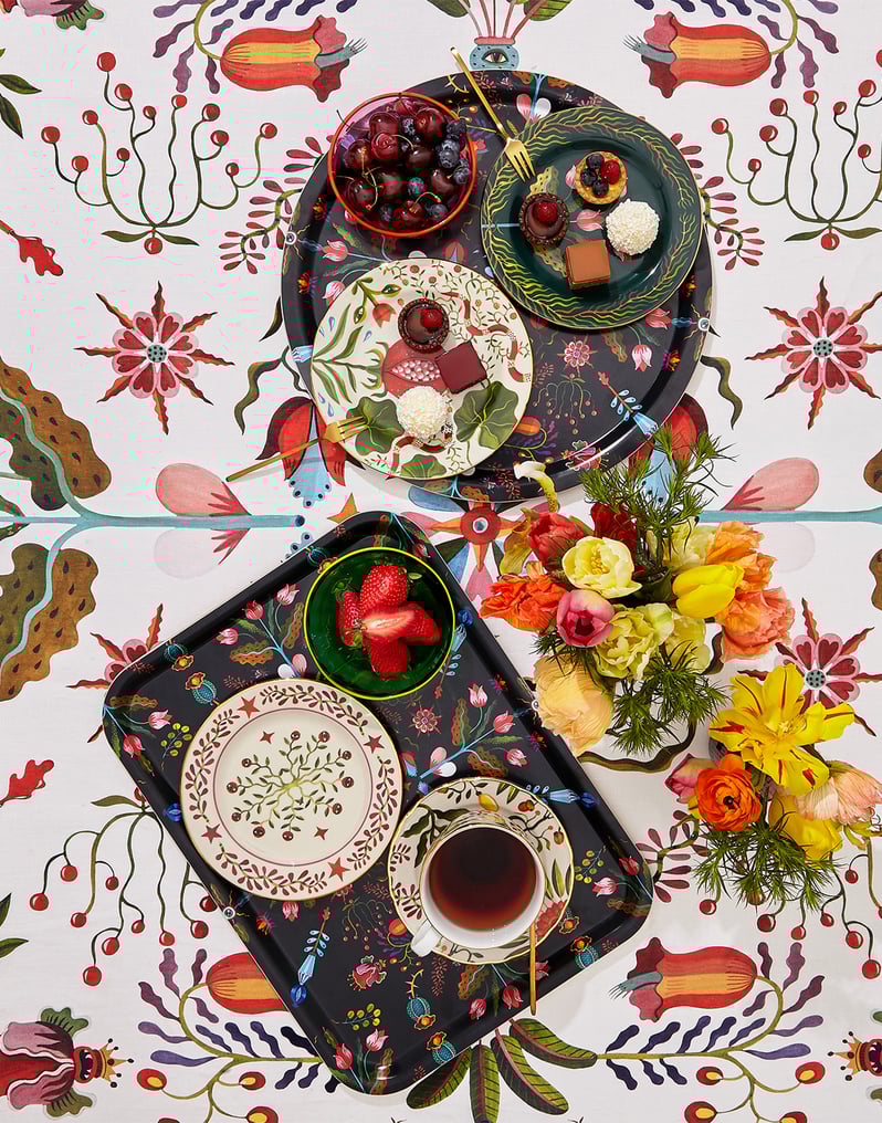 La DoubleJ Round Printed Tray La DoubleJ Round Printed Tray Turning Tulips TRA0002WOD001HLE0010