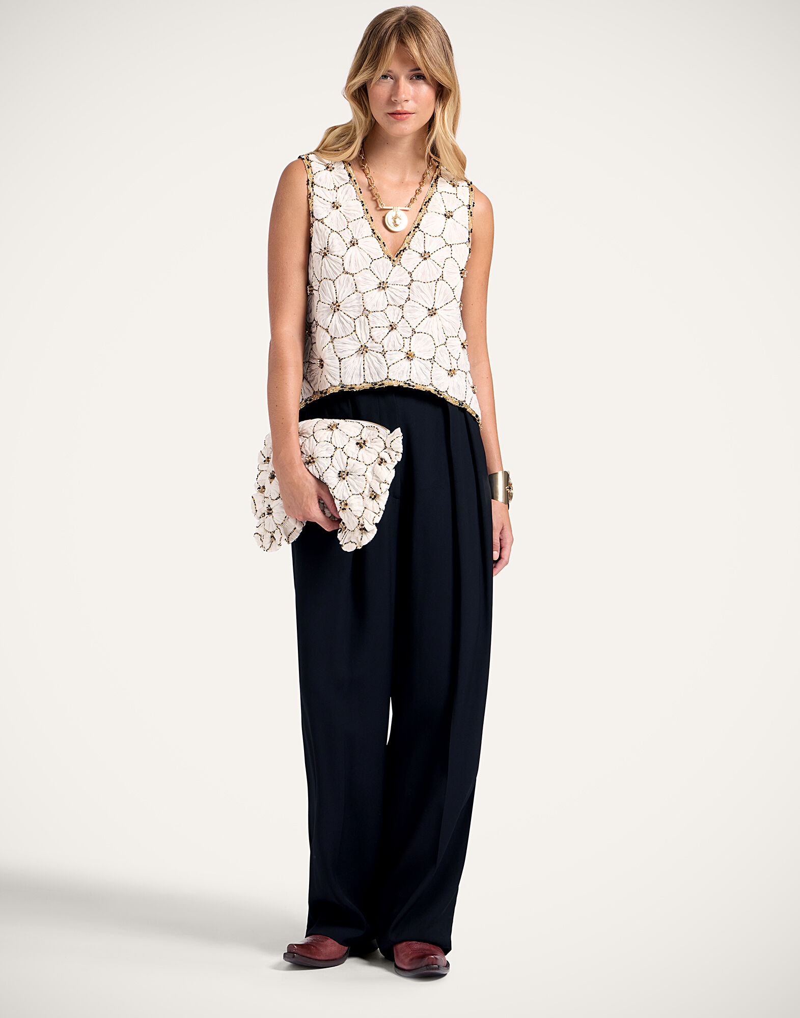 La DoubleJ V-Neck Scala Top Solid White TOP0170EMB129CAM01WH03