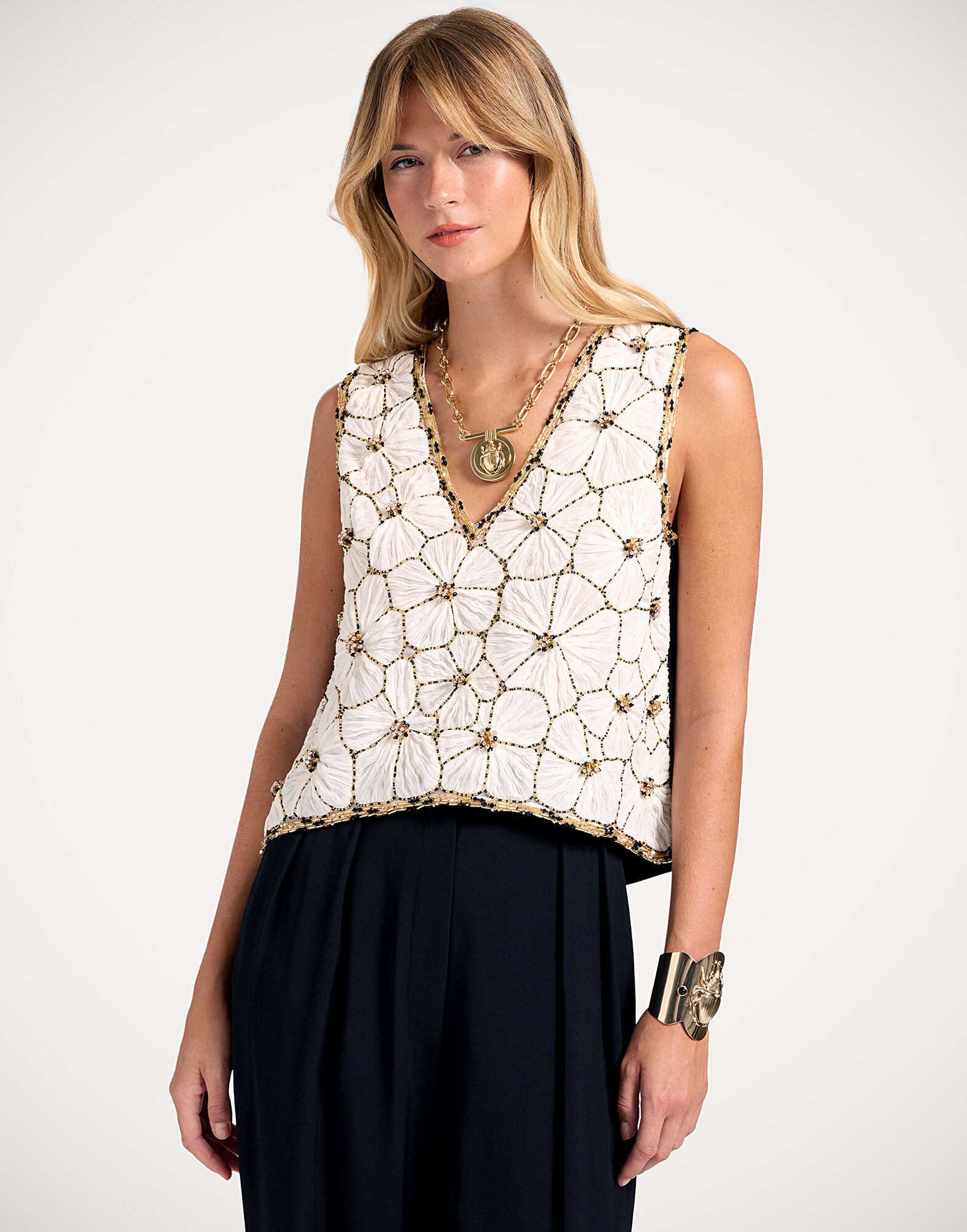 La DoubleJ V-Neck Scala Top Solid White TOP0170EMB129CAM01WH03