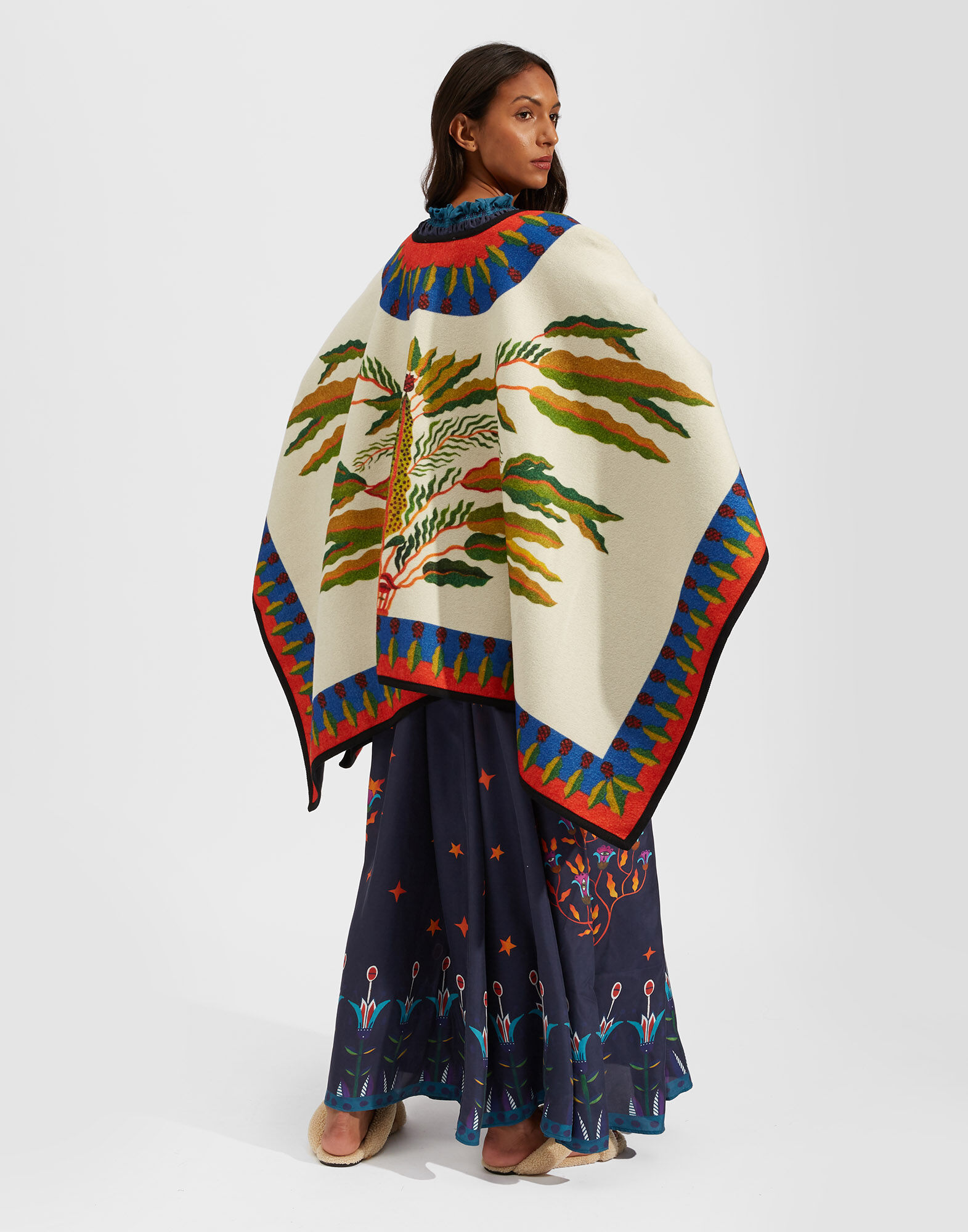 La DoubleJ Reversible Poncho Palme Plac&eacute;e JAC0019PLA003PLM0002