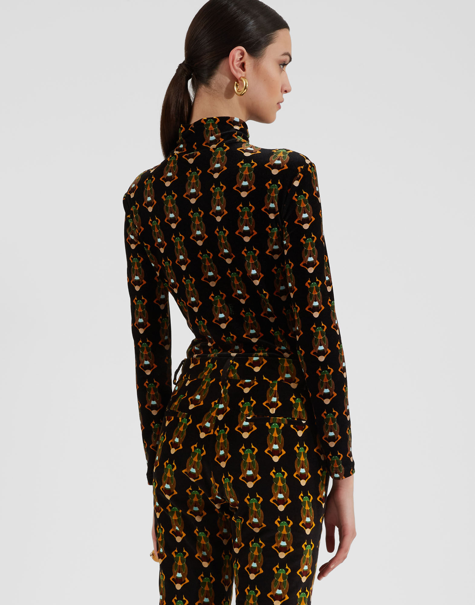 La DoubleJ Turtleneck Scarab Black SHI0030VEL006SCA01BL01