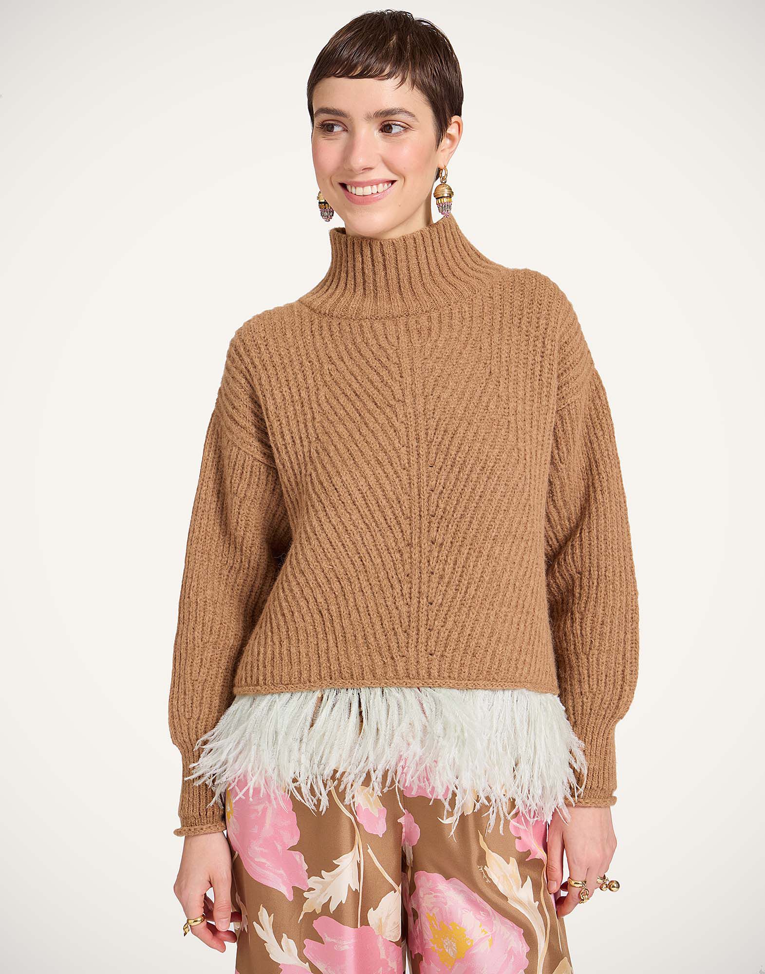 La DoubleJ High Kick Sweater Solid Camel PUL0174KNI098VA459BR04