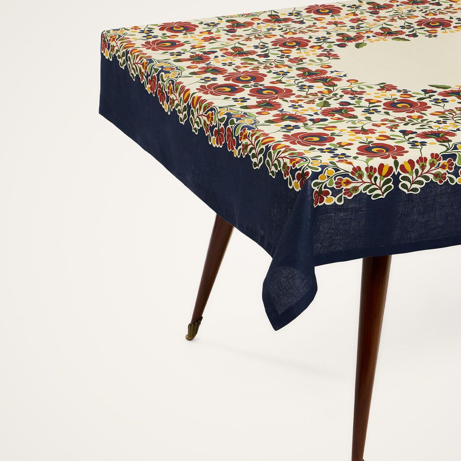 La Doublej Large Windflower Linen Tablecloth In Windflower Placée Bordeaux