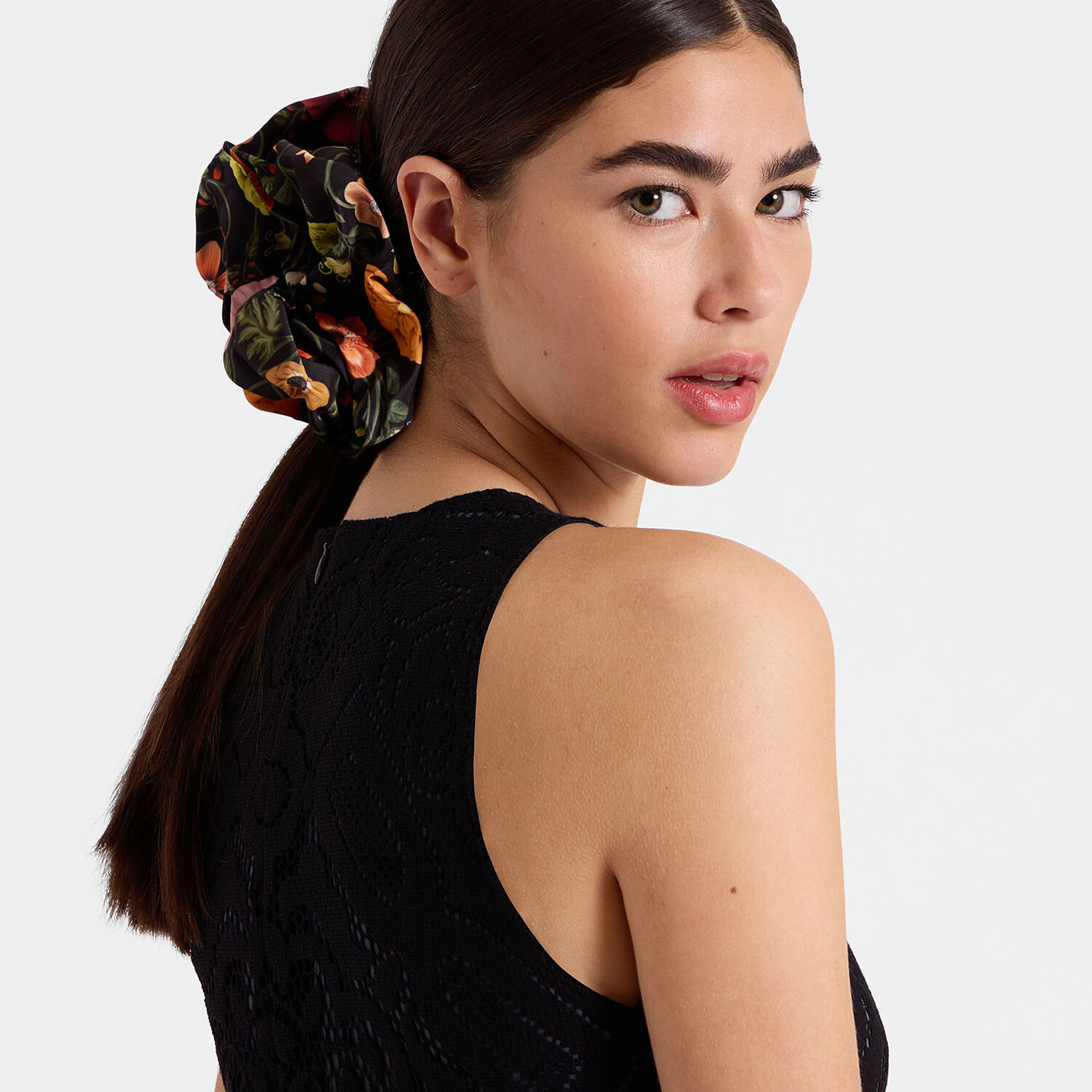 La Doublej Giga Floral-patterned Scrunchie In Botticelli Black