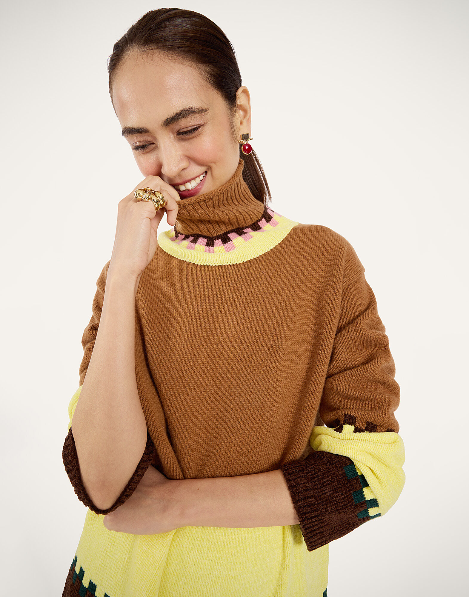 La DoubleJ Fireside Turtleneck Color Block Camel and Light Yellow PUL0384KNI037VA515BR04