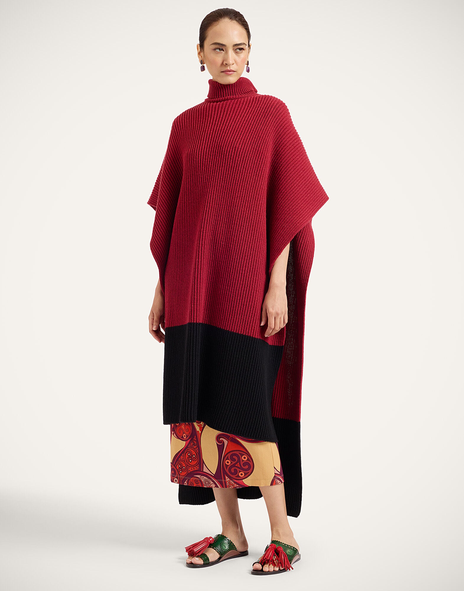 Make An Entrance Cape Bicolor La DoubleJ: Bicolor Burgundy and Black Make An Entrance Cape Bicolor La DoubleJ: Bicolor Burgundy and Black SCA0116KNI222
