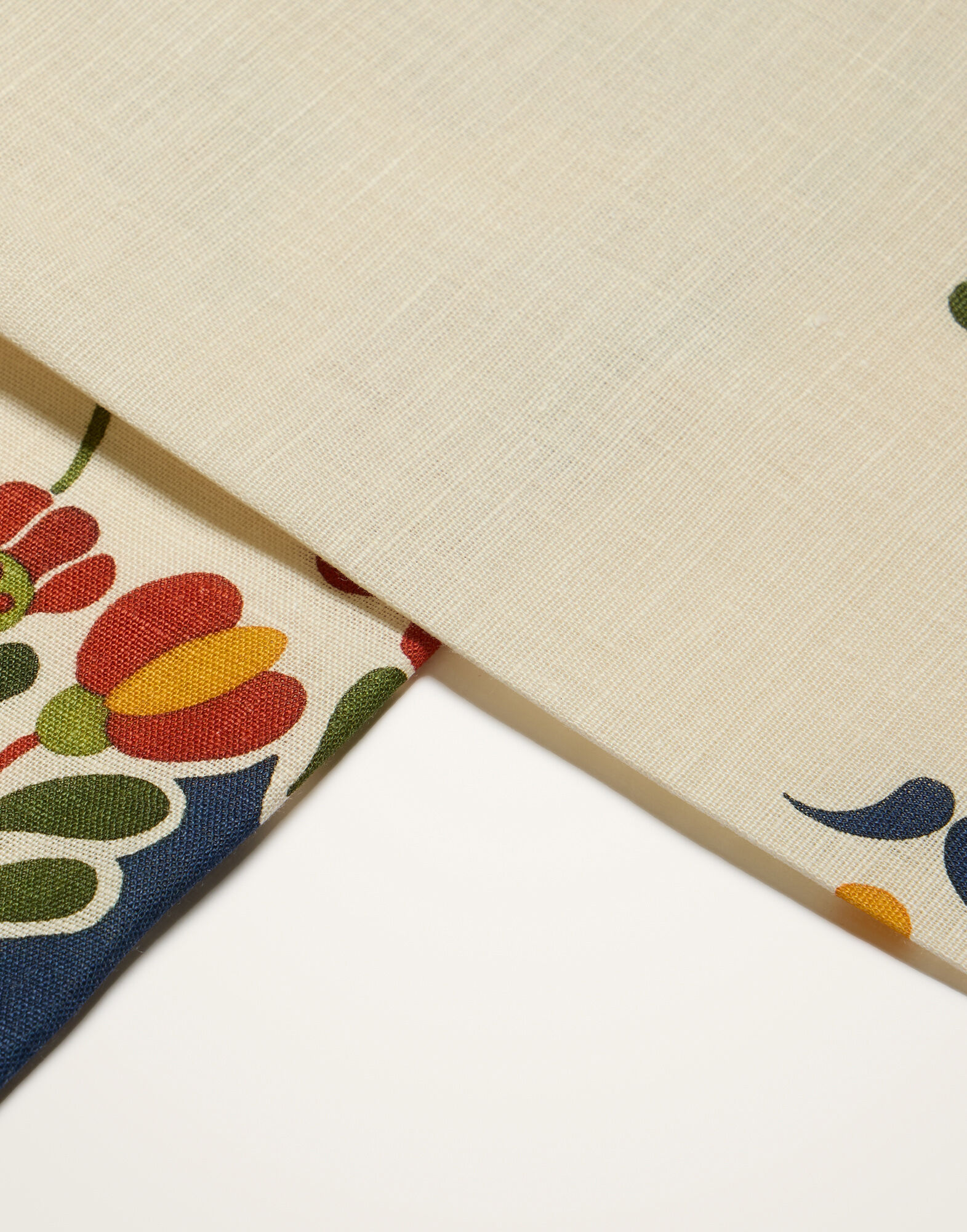 Square Tablecloth La DoubleJ: Windflower Placée Bordeaux TBC0021LIN008