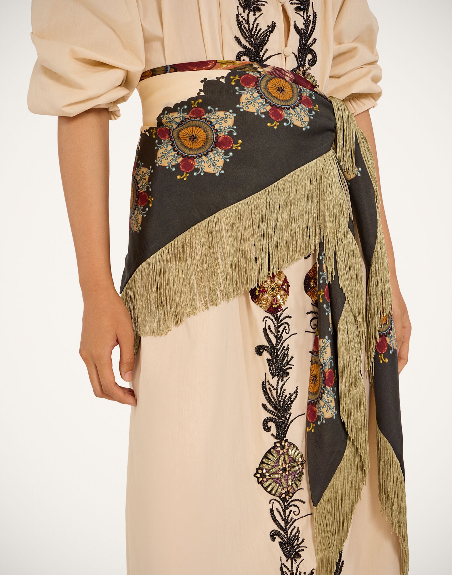 Fringe Triangle Scarf La DoubleJ: Nucleus Placée Off White Fringe Triangle Scarf La DoubleJ: Nucleus Placée Off White SCA0076SIL006