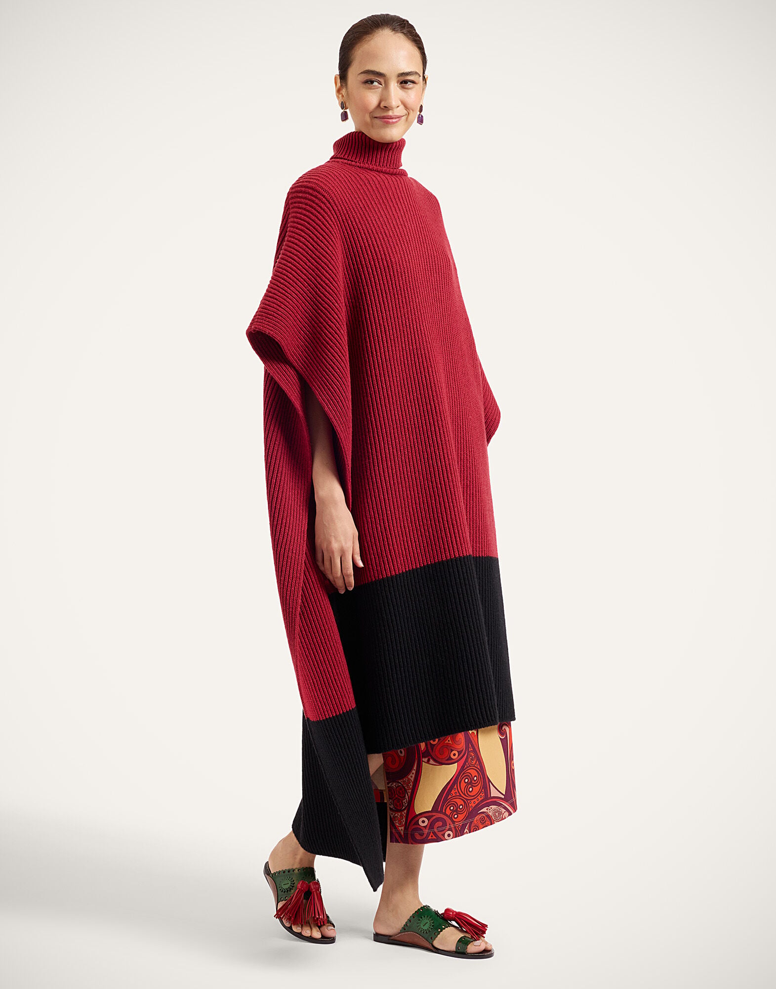 Make An Entrance Cape Bicolor La DoubleJ: Bicolor Burgundy and Black Make An Entrance Cape Bicolor La DoubleJ: Bicolor Burgundy and Black SCA0116KNI222