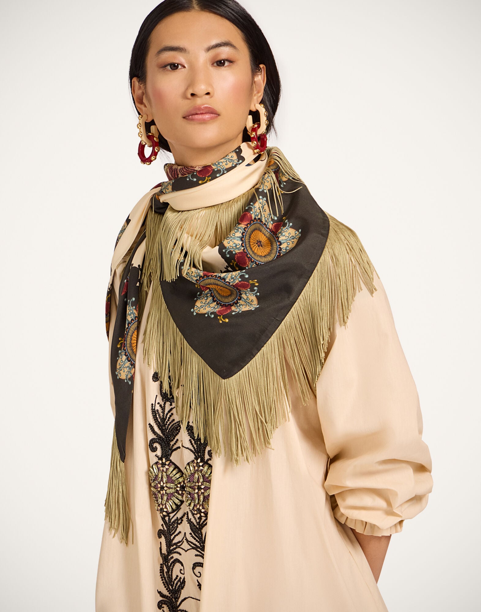 Fringe Triangle Scarf La DoubleJ: Nucleus Placée Off White Fringe Triangle Scarf La DoubleJ: Nucleus Placée Off White SCA0076SIL006