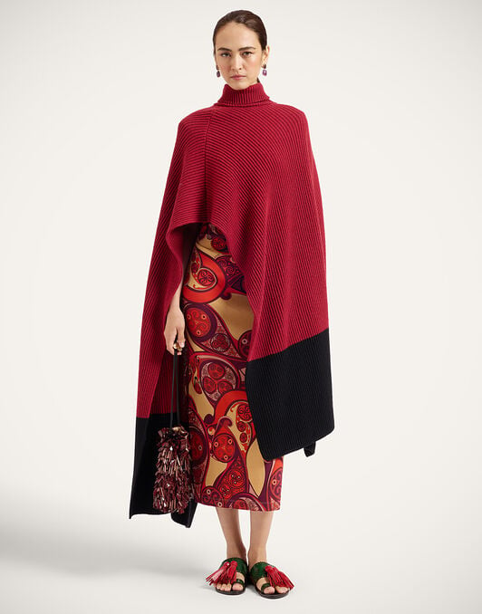 Make An Entrance Cape Bicolor La DoubleJ: Bicolor Burgundy and Black Make An Entrance Cape Bicolor La DoubleJ: Bicolor Burgundy and Black SCA0116KNI222