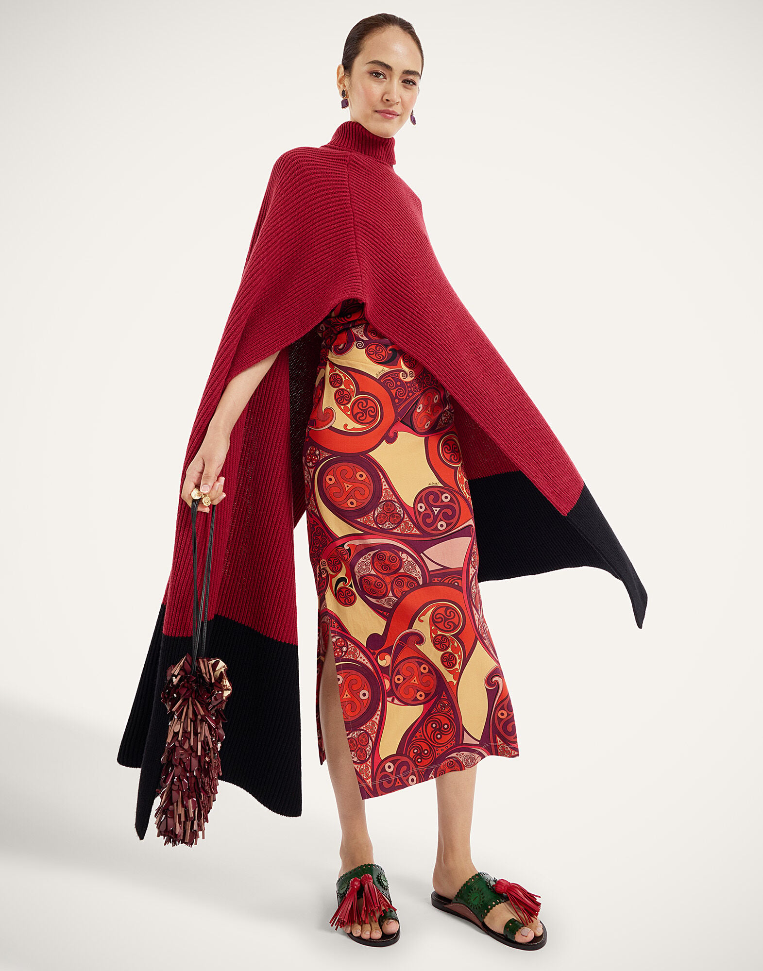 Make An Entrance Cape Bicolor La DoubleJ: Bicolor Burgundy and Black Make An Entrance Cape Bicolor La DoubleJ: Bicolor Burgundy and Black SCA0116KNI222